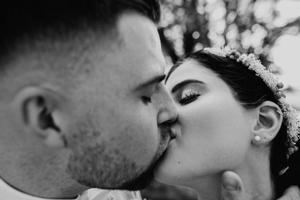 Ein Mann und eine Frau küssen sich