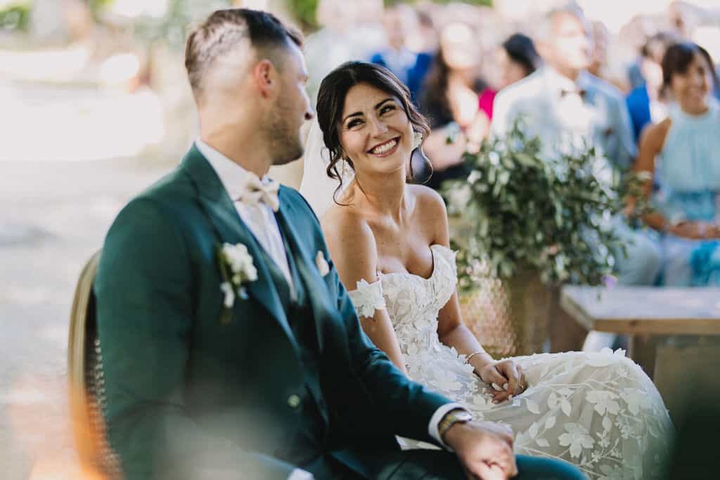 Brautpaar grinst sich an Magical Homes