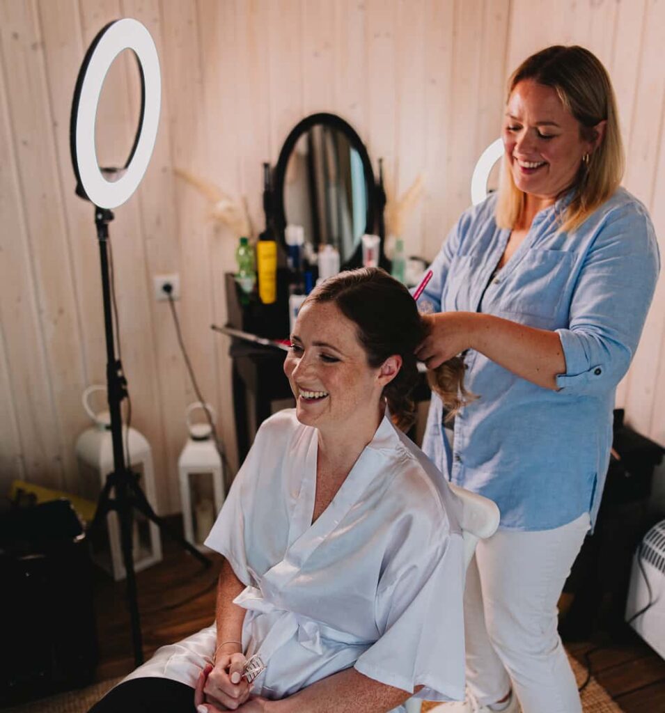 Eine Frau lässt sich die Haare machen
