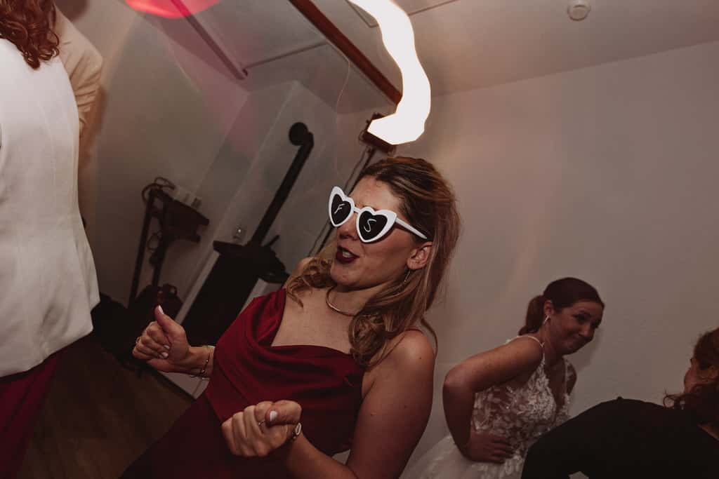 Eine Frau mit einer Herzförmigen Brille Tanzt