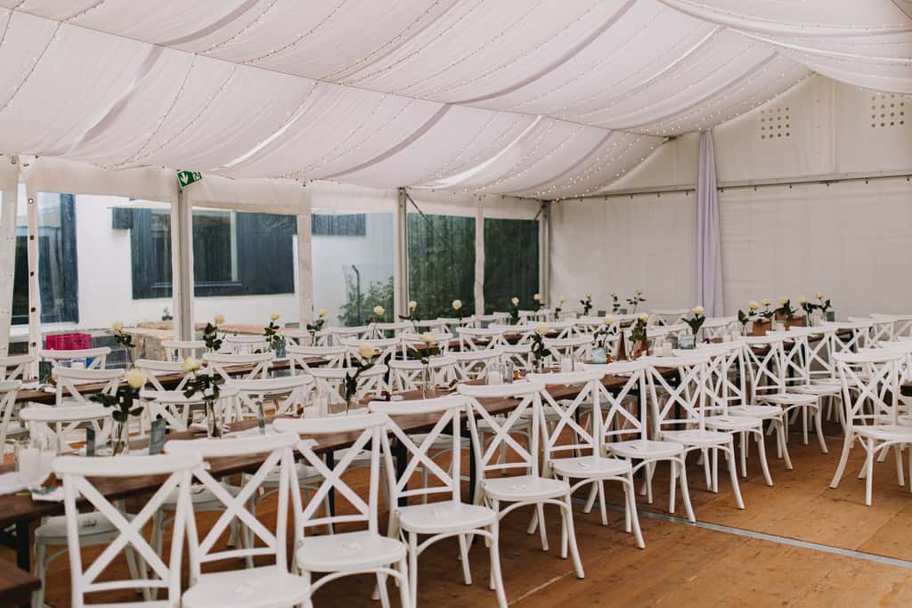 Ein Zelt voller Stühle