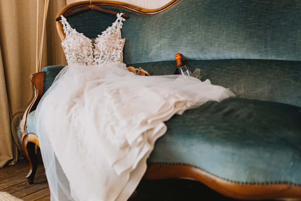 Ein Kleid auf einer Couch