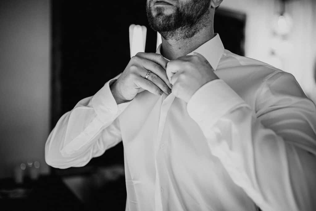 Ein Mann, der seine Krawatte Bindet