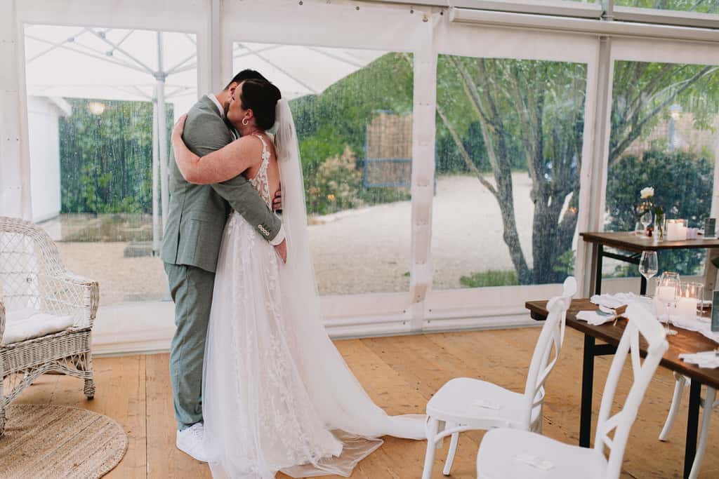 Ein Mann und eine Frau umarmen sich