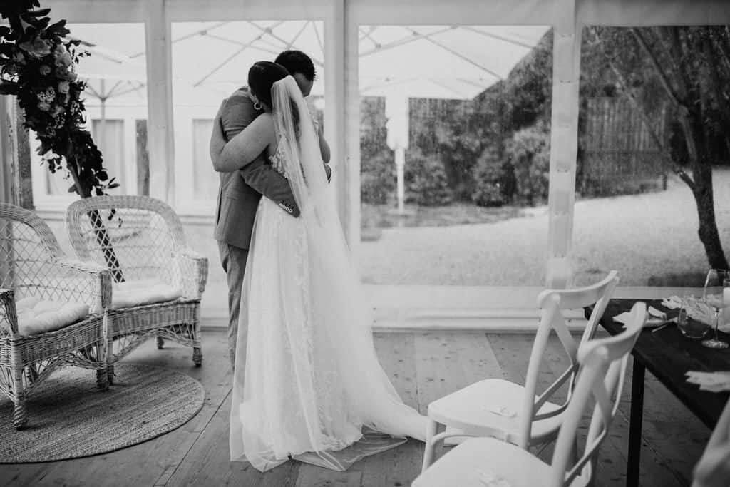 Ein Mann und eine Frau umarmen sich