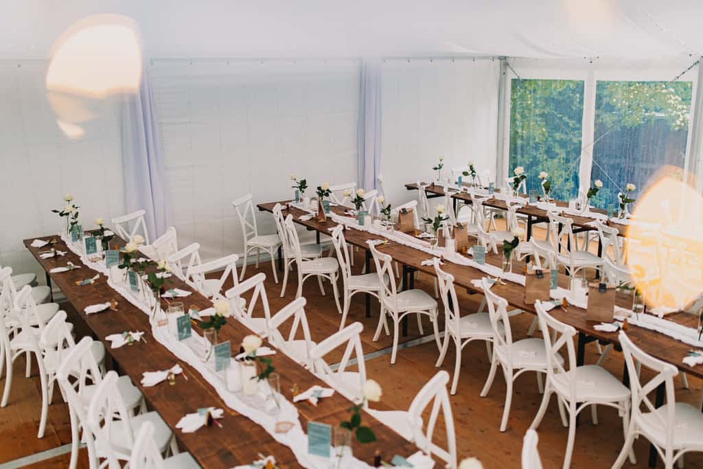 Ein langer Tisch, der für eine Hochzeit gedeckt ist