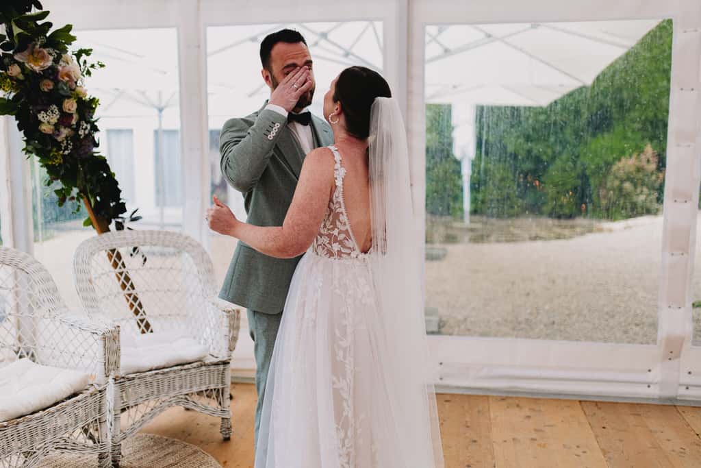 Ein Mann und eine Frau umarmen sich