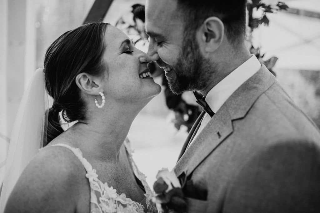 Ein Mann weint weil er seine Hübsche Frau im Hochzeitsdress sieht