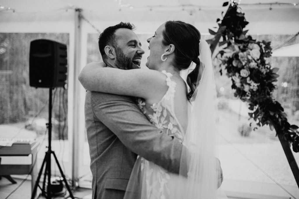 Ein Mann und eine Frau Lachen