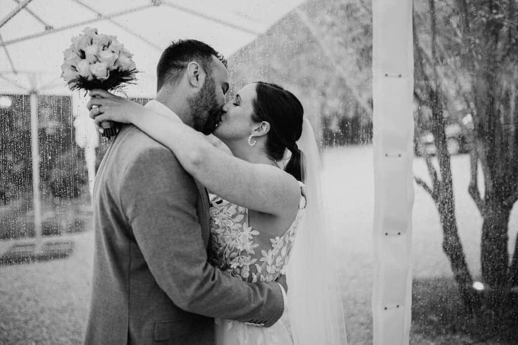 Ein Mann und eine Frau Küssen sich in einem Zelt