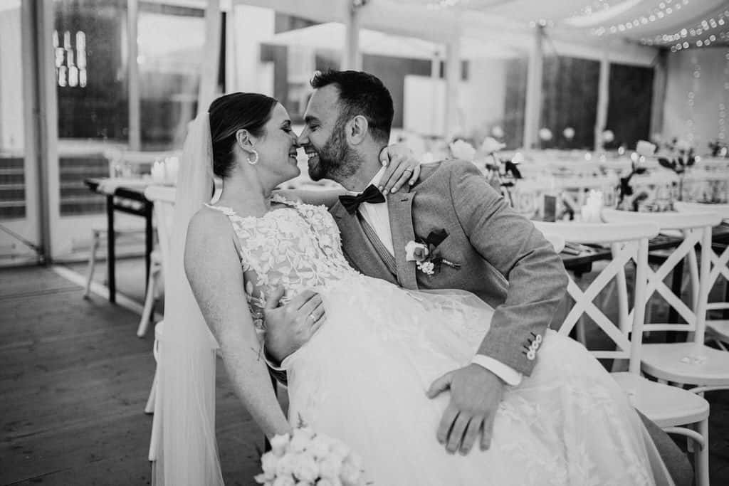 Ein Mann und eine Frau in einem Hochzeitskleid