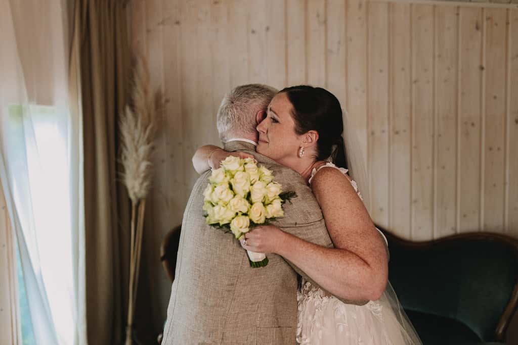 Eine Frau umarmt einen Mann