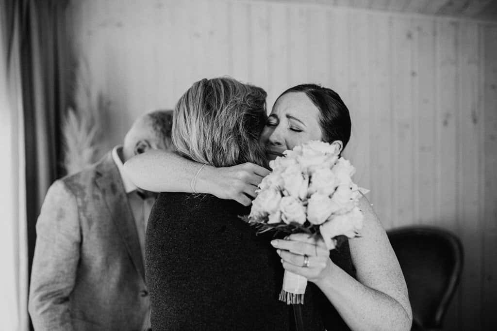 Eine Frau umarmt einen Frau