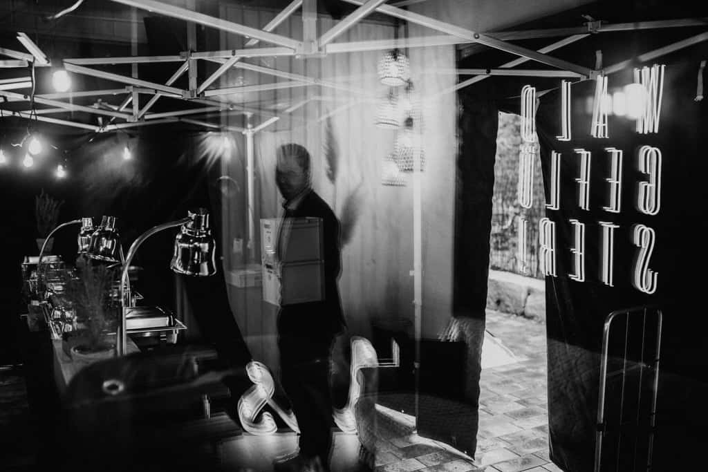 Ein Mann, der in einem Raum geht