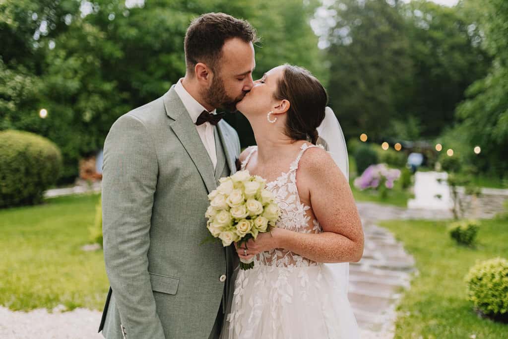 Ein Mann und eine Frau Küssen sich
