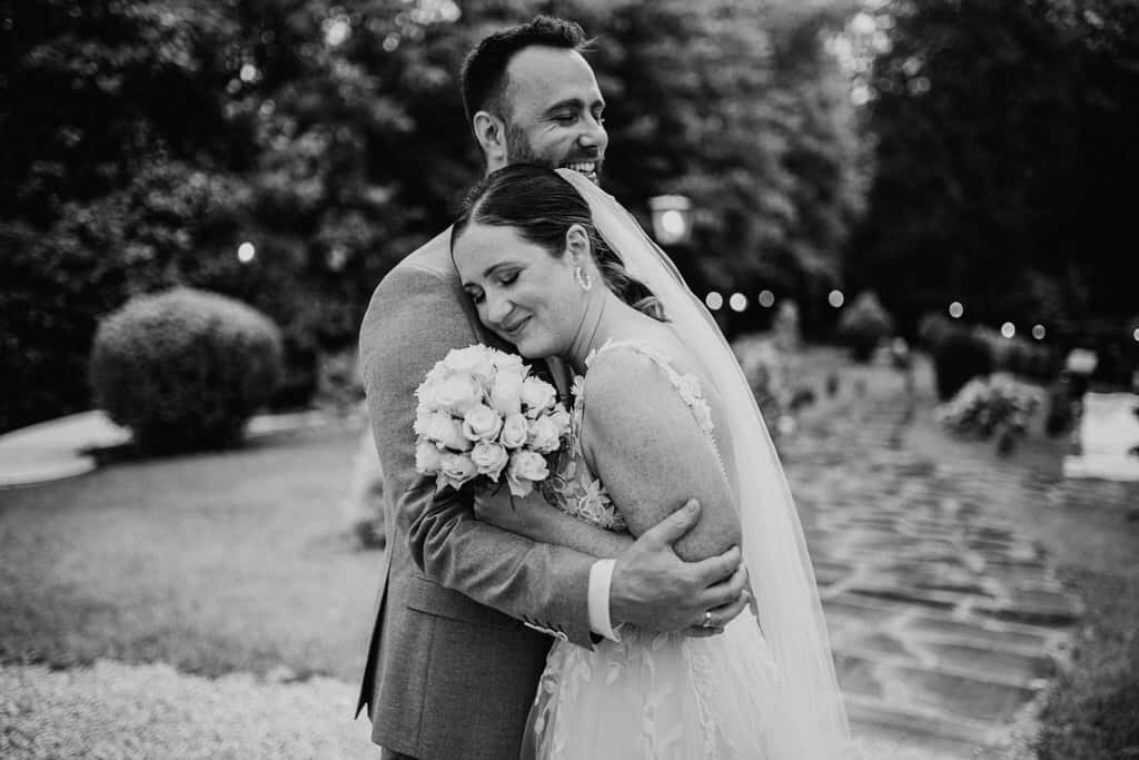 Ein Mann und eine Frau Küscheln eng zusammen und Lachen