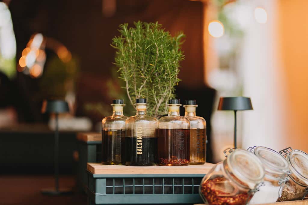 Flaschen mit Flüssigkeit auf einem Tisch