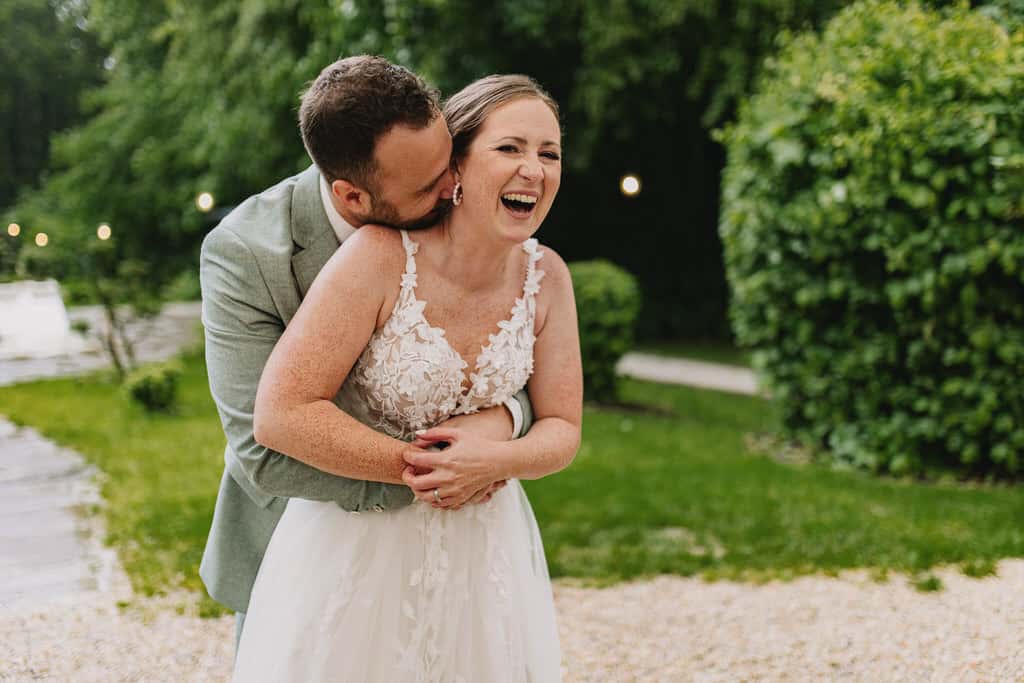 Ein Mann hat seine Frau von hinten erschreckt und die Frau Lacht