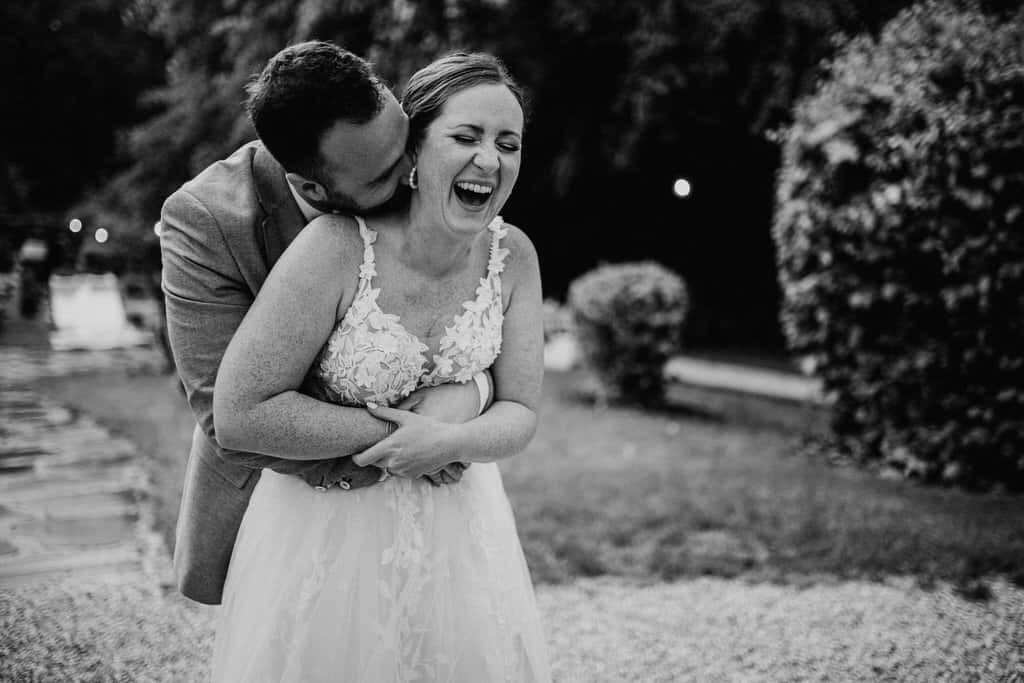 Ein Mann hat seine Frau von hinten erschreckt und die Frau Lacht