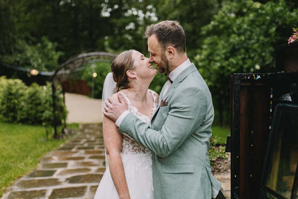 Eine Frau und ihr Mann berühren sich gegenseitig an der Nase