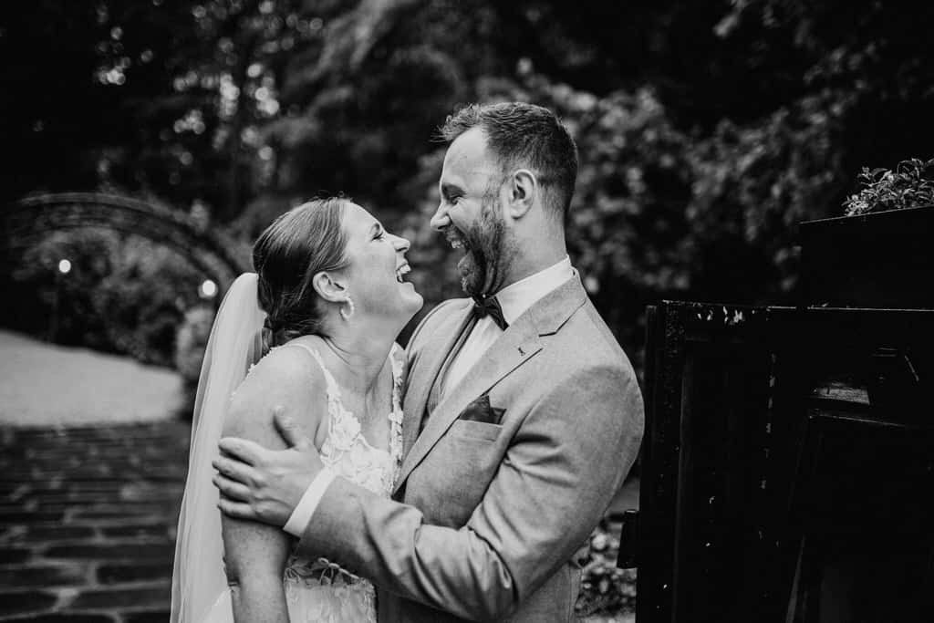 Ein Mann und eine Frau Lachen sich gegenseitig an