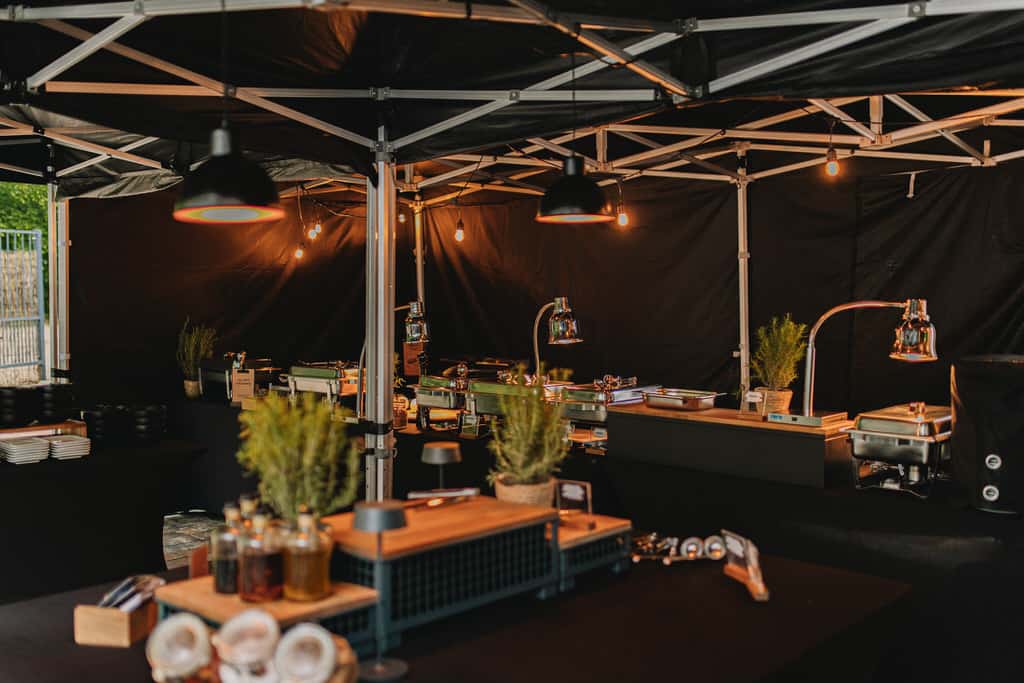 Ein Zelt mit Tischen und Pflanzen