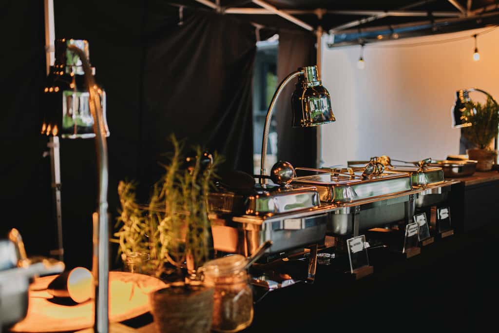 Eine Buffetlinie mit Essen darauf