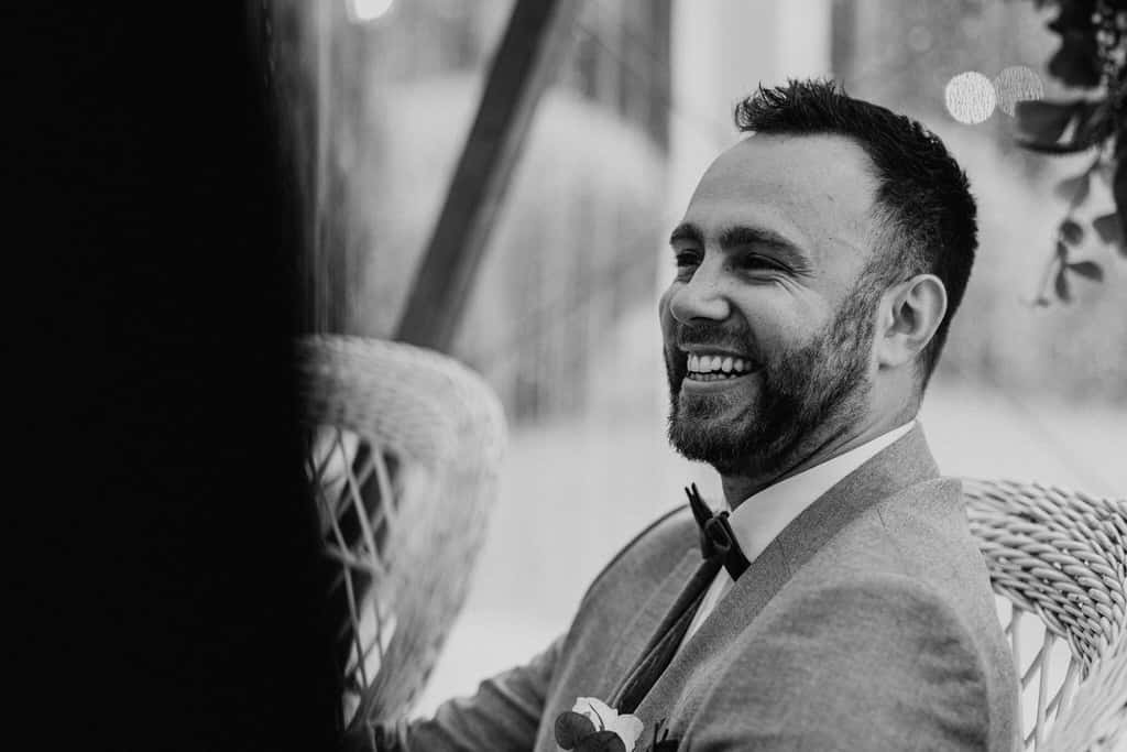 Ein mann in einem Stuhl und Lacht