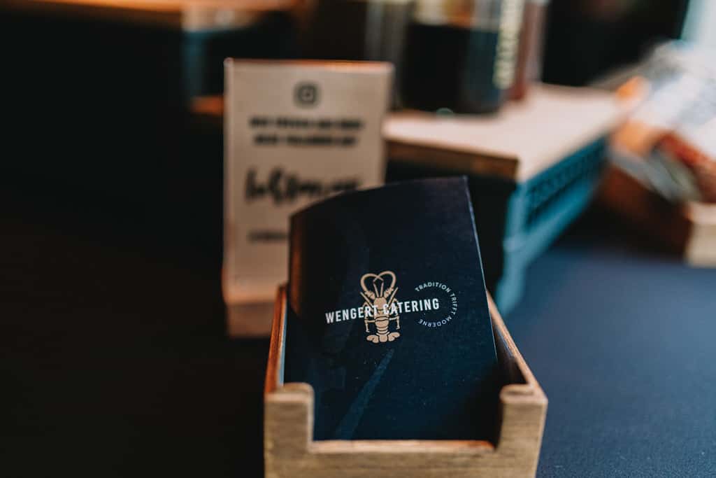 Eine kleine schwarze Karte in einem Holzhalter