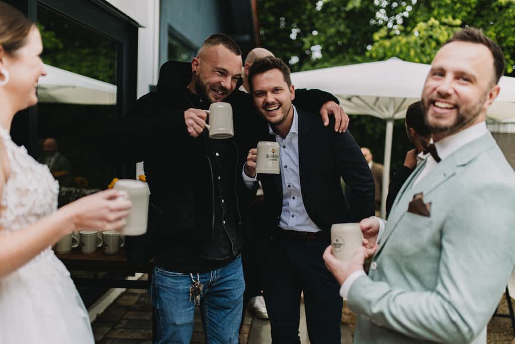 Eine Gruppe von Männern, die Tassen halten