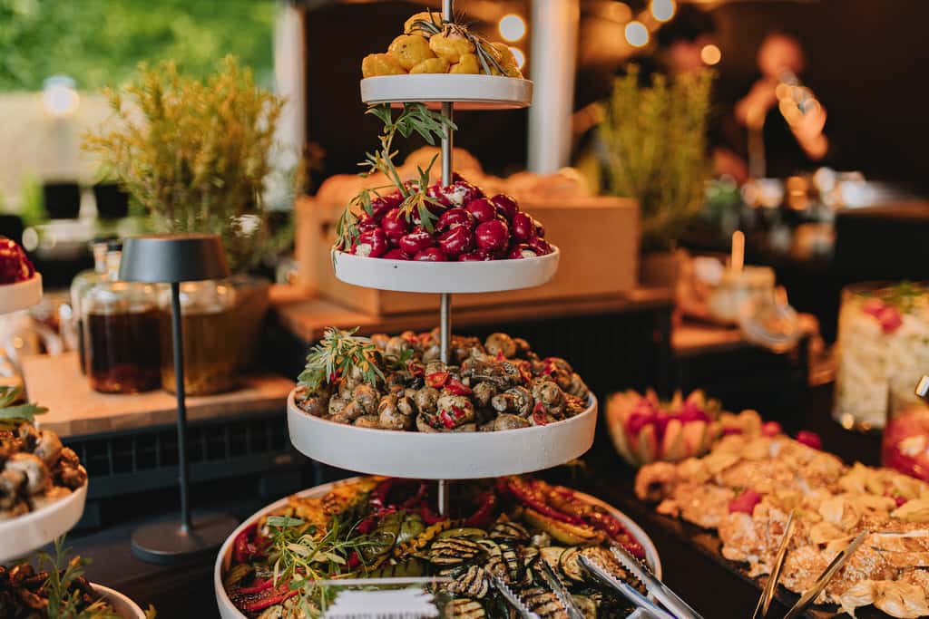 Ein Turm mit Essen Antipasti drauf