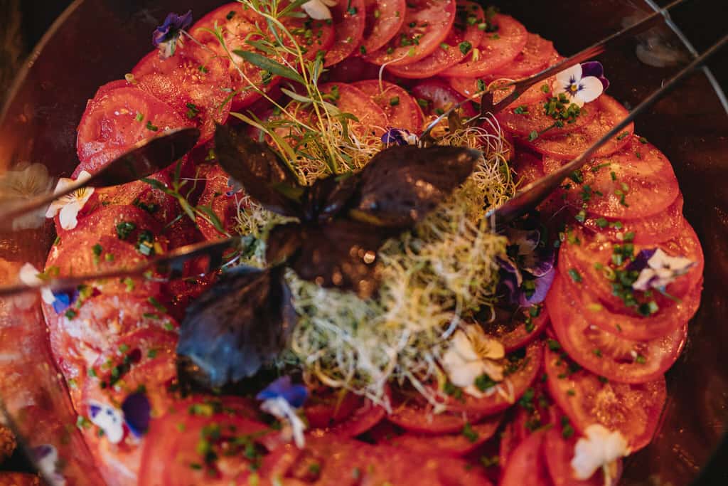 Ein Teller mit Tomaten und Sprossen