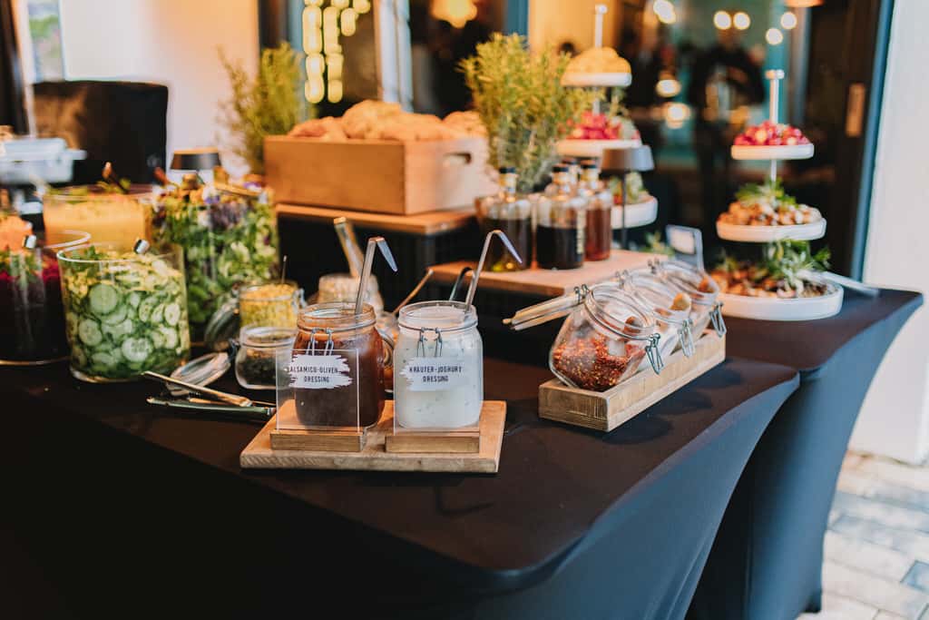 Ein Tisch mit Essen darauf