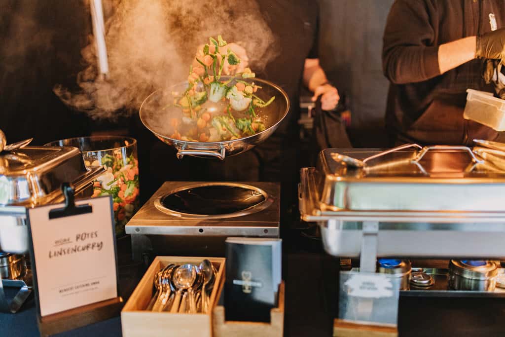 Ein Essen, das in einer Pfanne gekocht wird