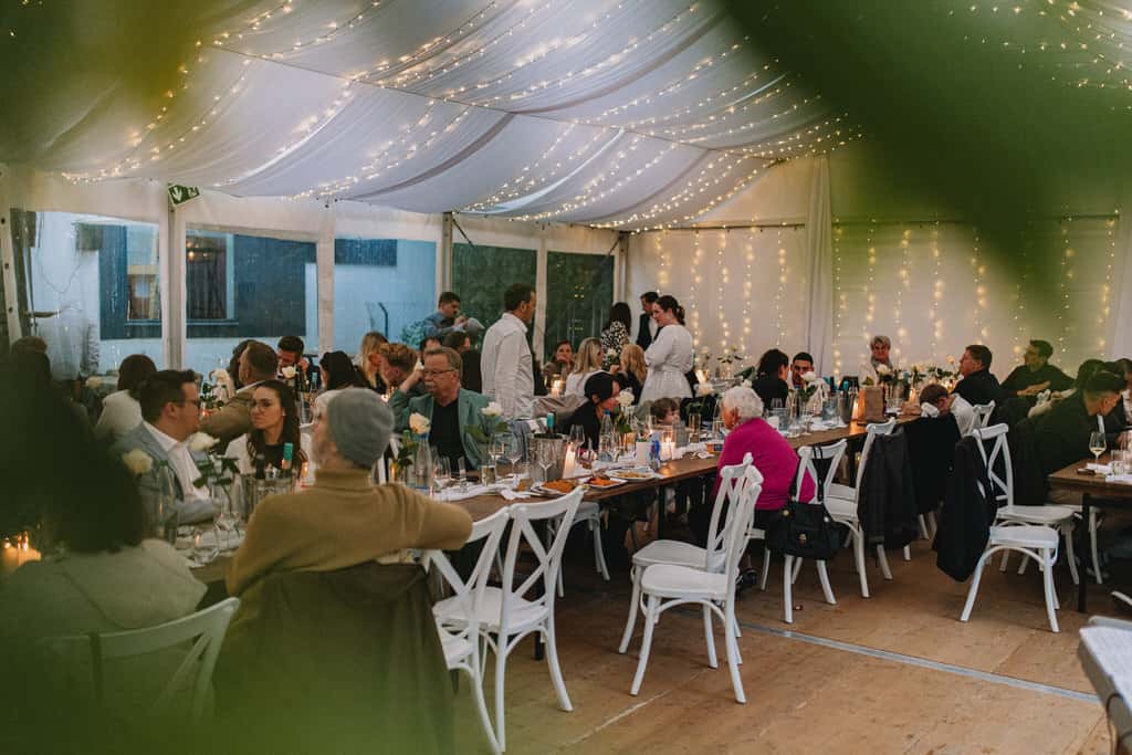 Eine Gruppe von Menschen, die an einem Tisch sitzen