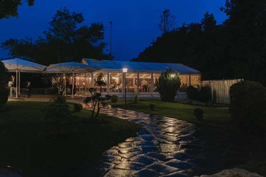 Ein Zelt das unter Regen steht