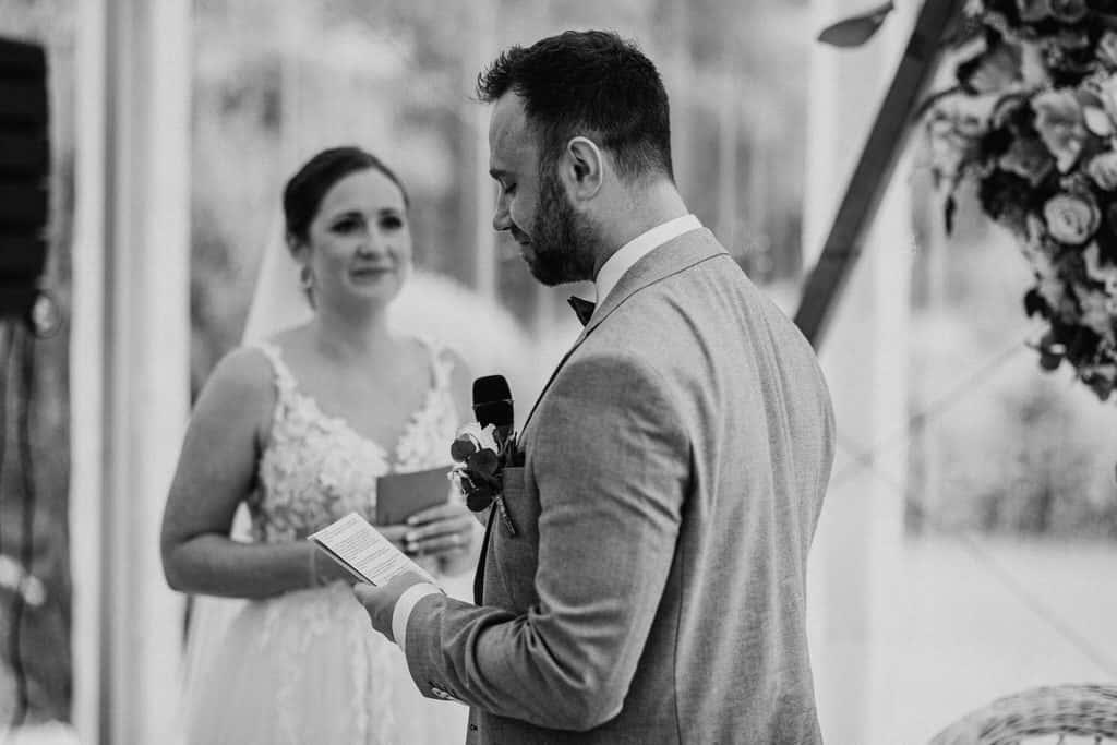 Ein Mann im Anzug, der eine Rede vorliest