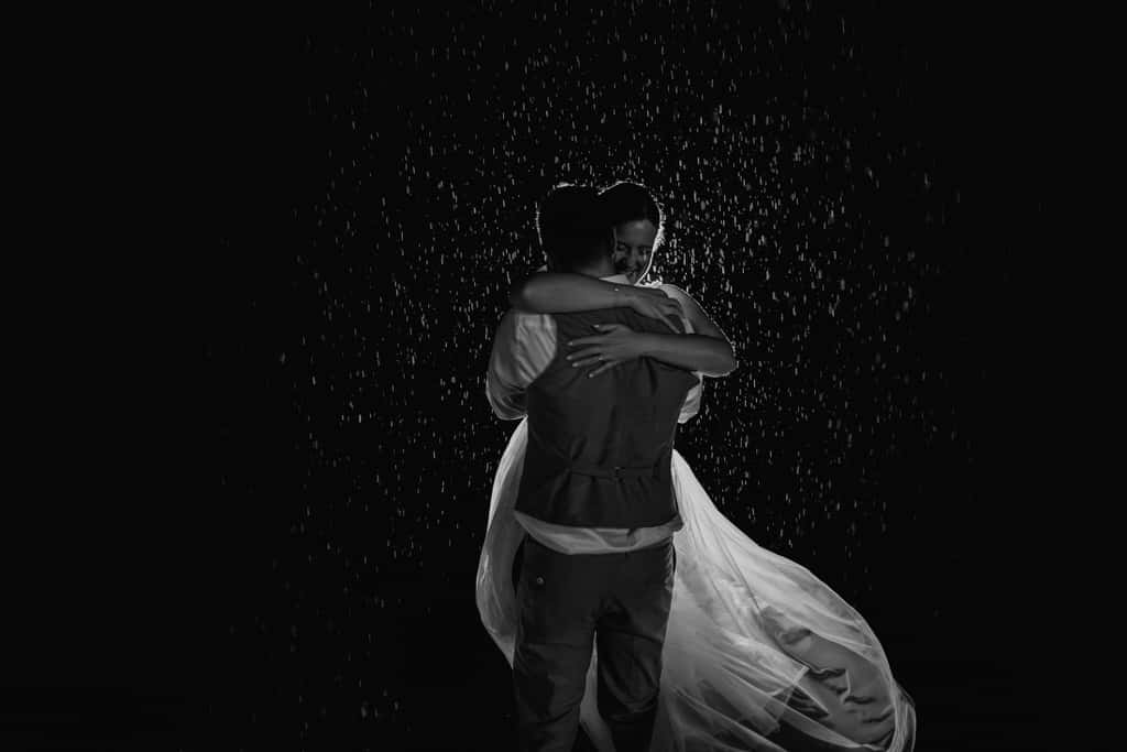 Ein Mann und eine Frau, die sich im Regen umarmen