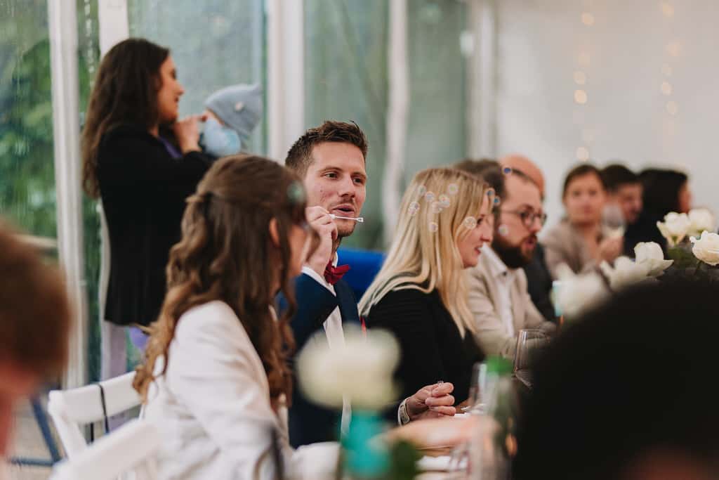 Eine Gruppe von Leuten, die an Tischen sitzen
