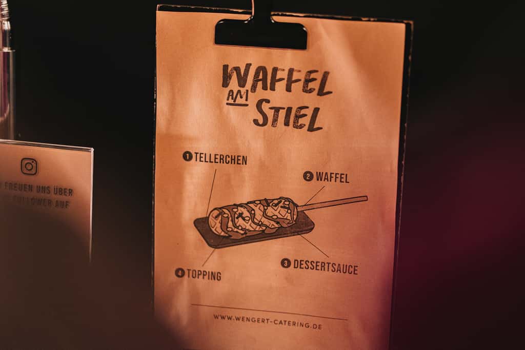 Ein Schild mit einer Beschreibung zum Essen anrichten