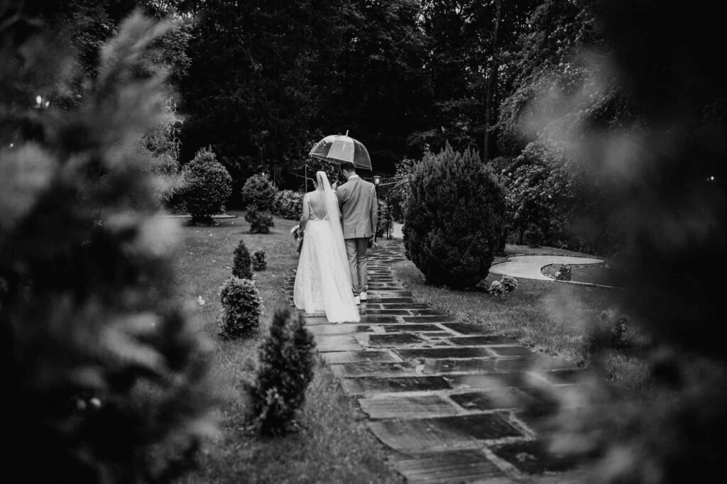 Ein Mann und eine Frau laufen unter einem Regenschirm