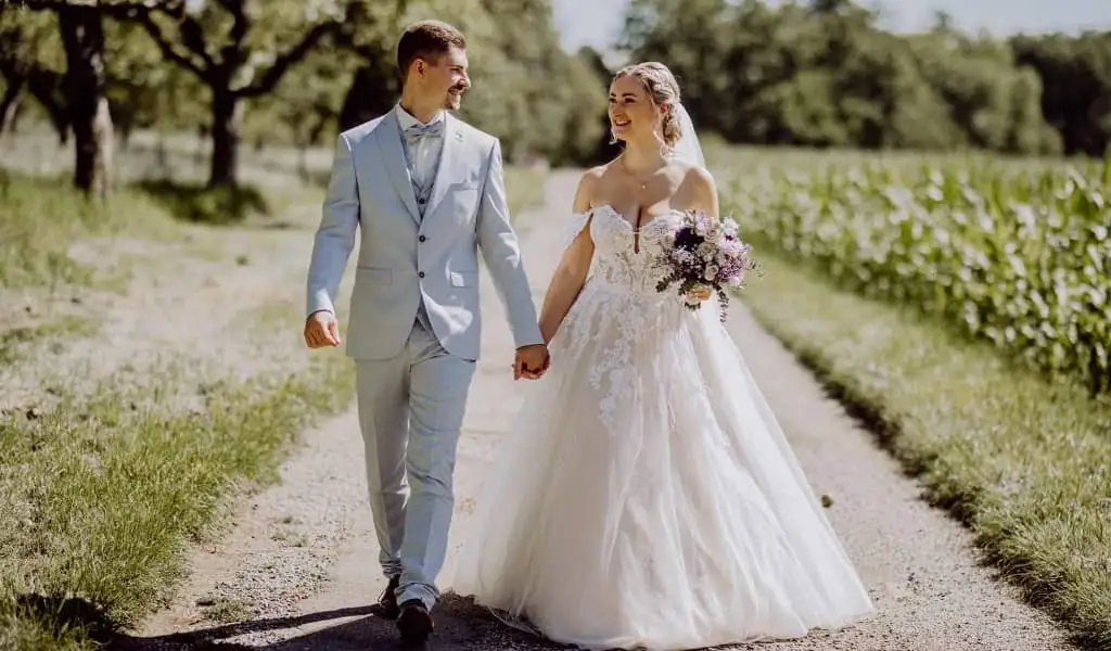 Ein Mann mit einer Frau gehen zusammen Spazieren