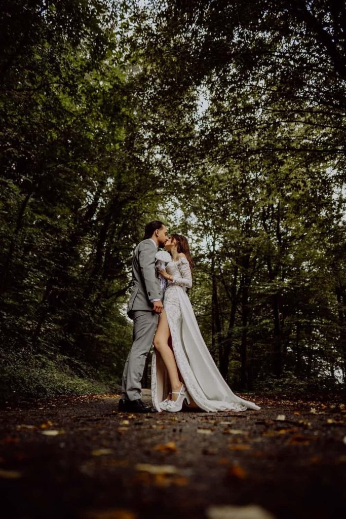 Brautpaar küsst sich im Wald von waiblingen