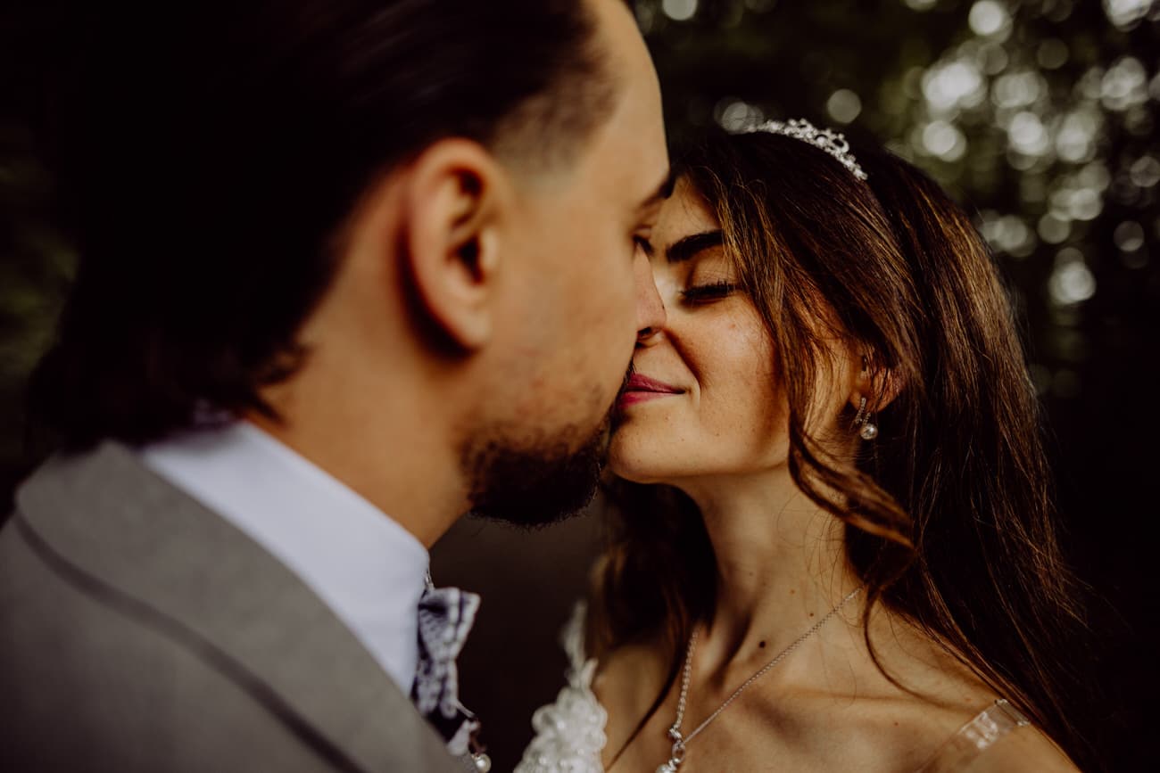 brautpaar küsst sich eng beinander in waiblingen